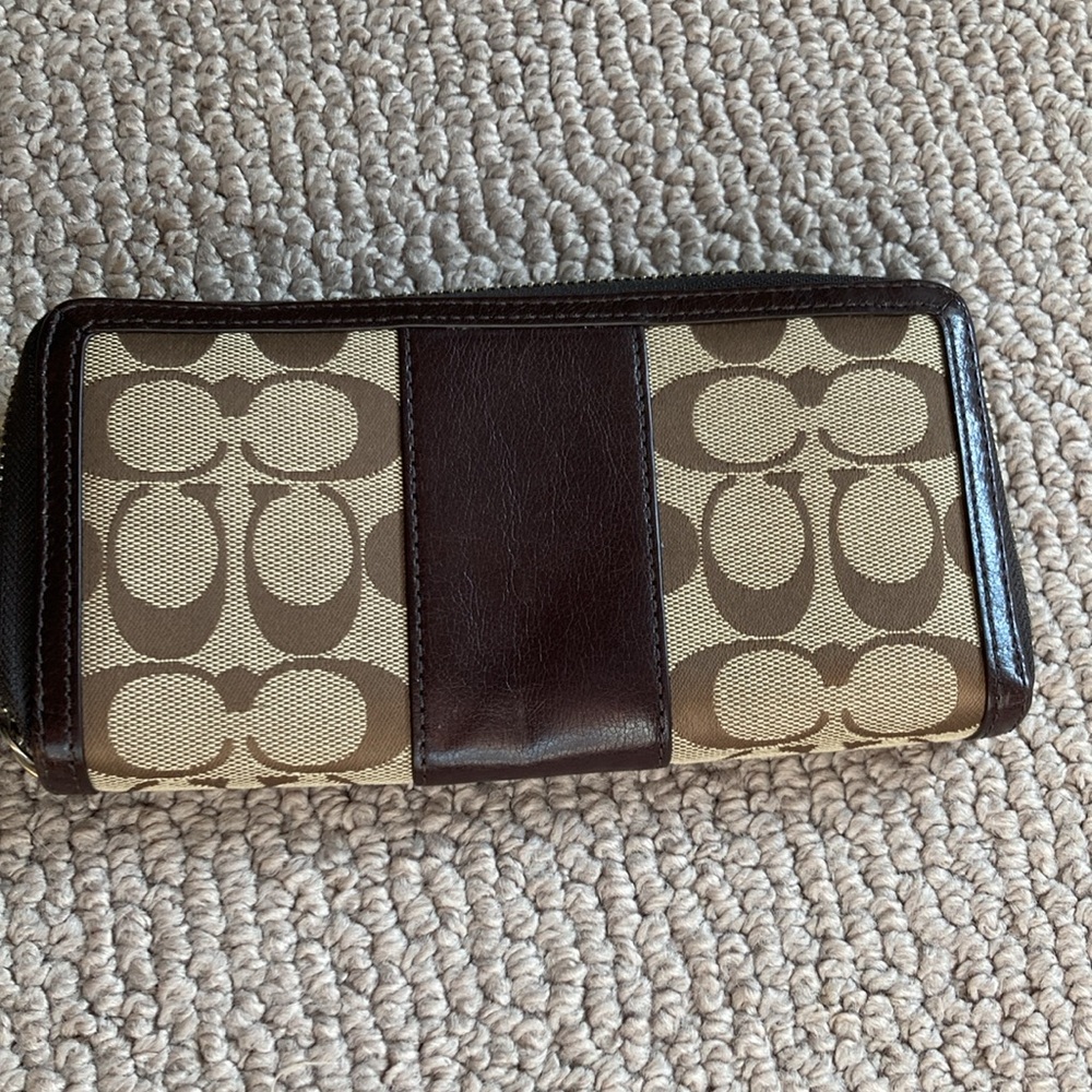 COACH Essential Slim Zip Around Women’s Wallet - Picture 2 of 5